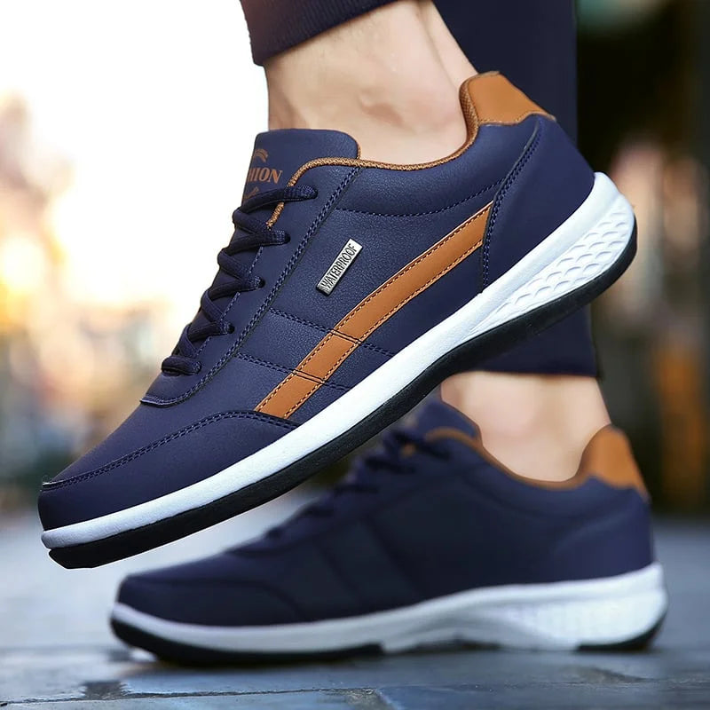 Chaussure décontractée Benoît pour homme portée au pied, coloris bleu marine avec bande beige, lacets assortis et semelle blanche amortissante, design moderne pour un confort au quotidien.