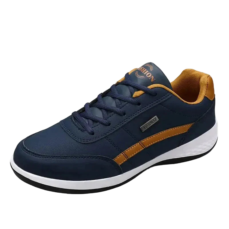 Chaussure décontractée Benoît pour homme en vue de profil, coloris bleu marine avec détails beige, lacets assortis et semelle blanche confortable, style moderne idéal pour un usage quotidien.
