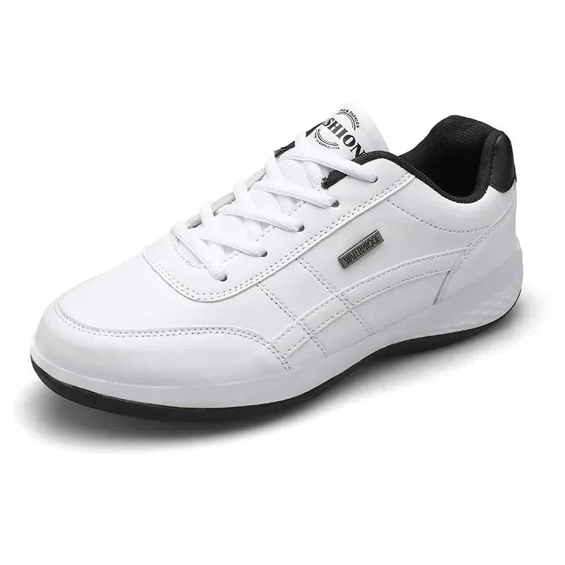 Chaussure décontractée Benoît pour homme en blanc avec détails noirs, lacets blancs et semelle confortable, design moderne idéal pour un style casual au quotidien.