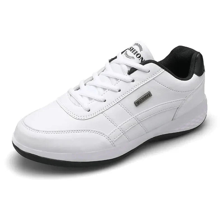 Chaussure décontractée Benoît pour homme en blanc avec détails noirs, lacets blancs et semelle confortable, design moderne idéal pour un style casual au quotidien.