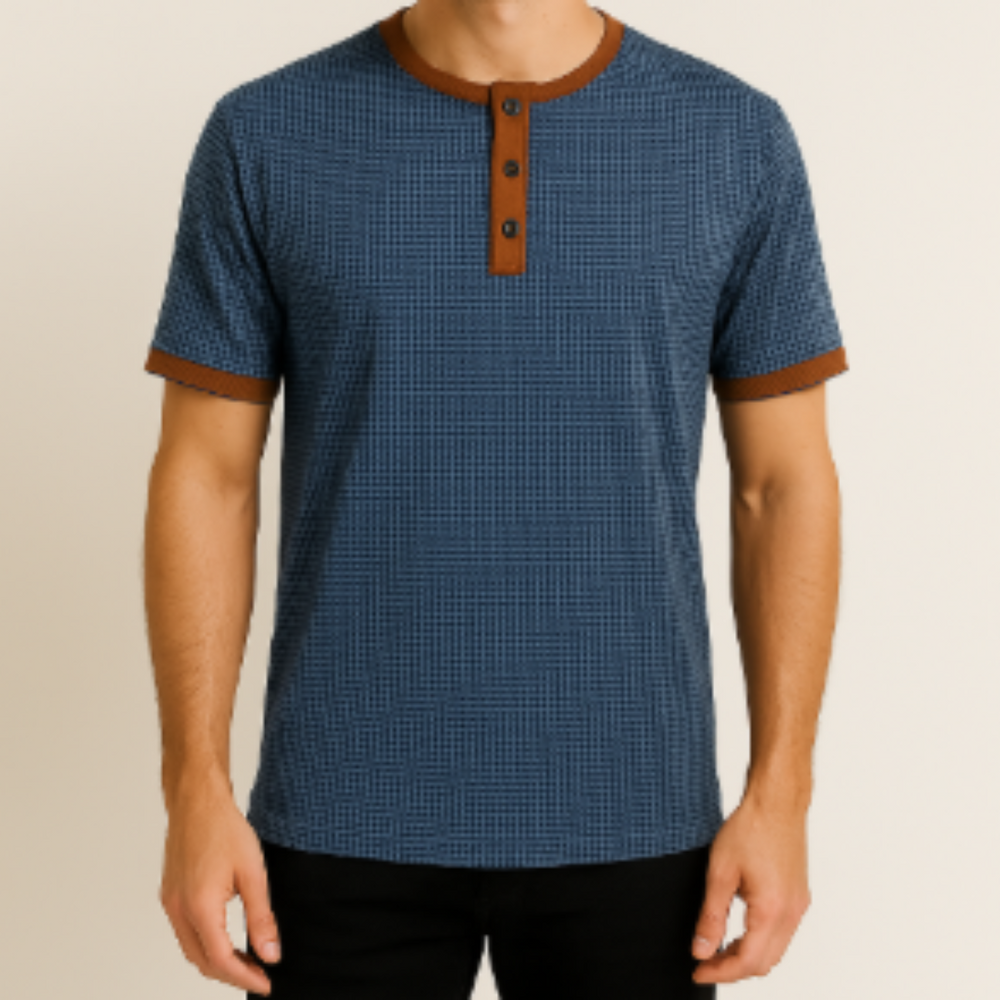 T-shirt pour homme au style vintage et moderne, de couleur bleu texturé, avec manches courtes, col rond à patte boutonnée contrastée et finitions marron, offrant une allure décontractée et élégante.