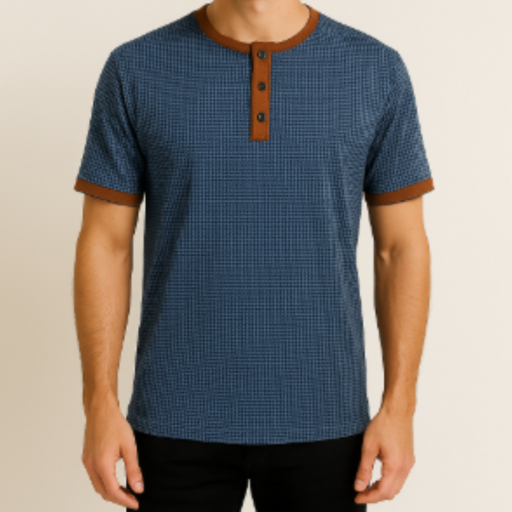 T-shirt pour homme au style vintage et moderne, de couleur bleu texturé, avec manches courtes, col rond à patte boutonnée contrastée et finitions marron, offrant une allure décontractée et élégante.