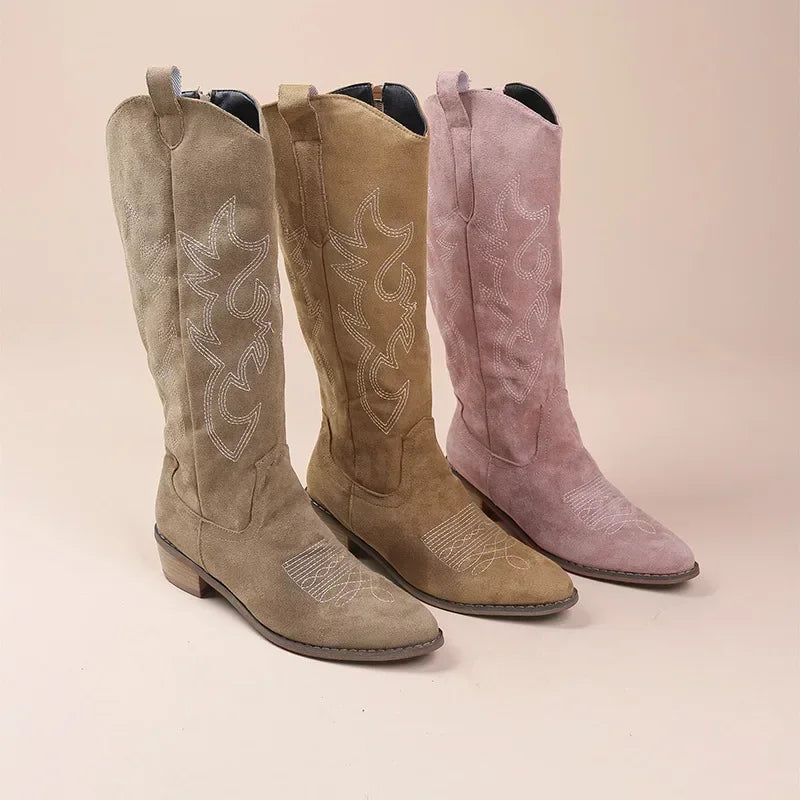 Bottes de cowboy en suède beige, kaki et rose pour femme, décorées de broderies élégantes sur la tige. Chaque paire possède une fermeture éclair latérale, un talon en bois et un bout pointu, offrant un look moderne et stylé.