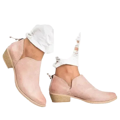 Des bottines à talons beiges pour femme, avec une coupe moderne et élégante. Elles présentent un design épuré avec un talon en bois, parfaites pour ajouter une touche de sophistication à une tenue décontractée ou chic. Idéales pour un look tendance et confortable.