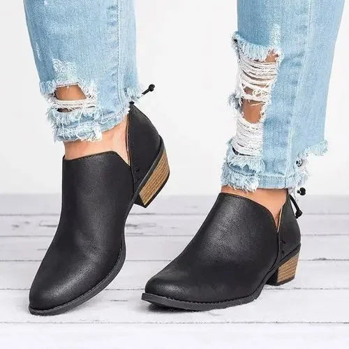 Des bottines noires à talons pour femme, avec un design moderne et une coupe élégante. Elles présentent un bout pointu et un talon en bois, idéales pour compléter une tenue décontractée ou chic. Parfaites pour un look tendance et confortable.
