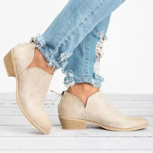 Des bottines à talons beiges pour femme, avec un design moderne et une coupe élégante. Elles présentent un talon en bois et une finition lisse, idéales pour ajouter une touche chic à une tenue décontractée. Parfaites pour un look tendance et confortable au quotidien.