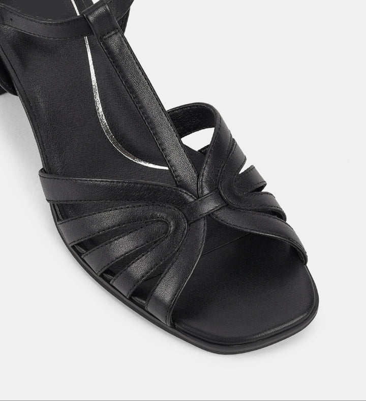 Vue rapprochée des sandales à bride cheville et talon bloc pour femmes. Détail des lanières croisées en cuir, offrant une coupe élégante et moderne avec un design soigné pour un confort optimal.