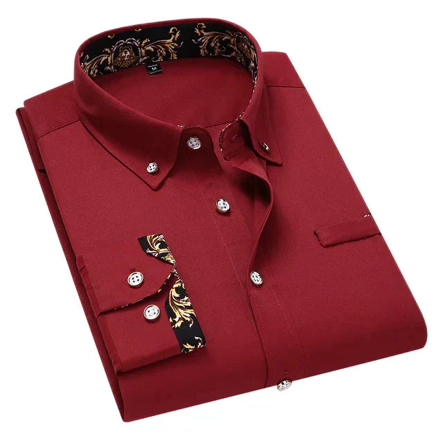 Chemise longue Bruno pour homme bordeaux, col pointu et manches longues, pliée avec boutons contrastés et détails imprimés au col et aux poignets.