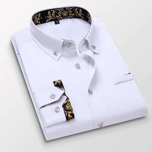 Chemise longue Bruno pour homme blanche, col pointu et manches longues, pliée avec boutons contrastés et détails imprimés au col et aux poignets.