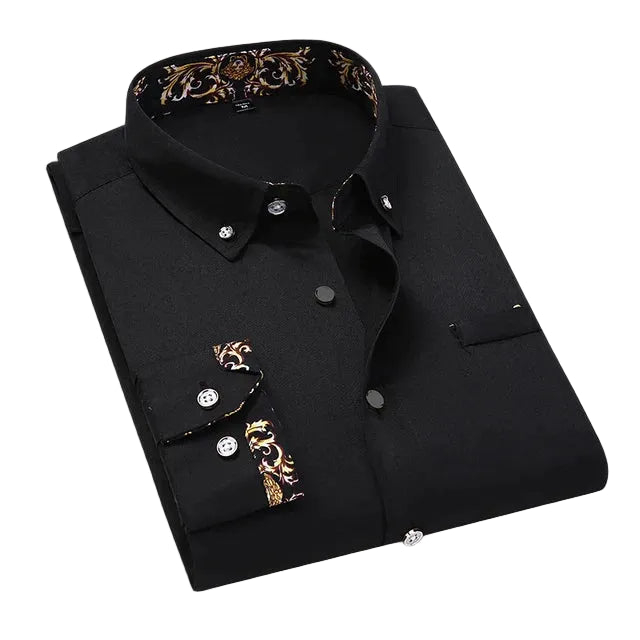 Chemise longue Bruno pour homme noire, col pointu et manches longues, pliée avec boutons contrastés et détails imprimés au col et aux poignets.