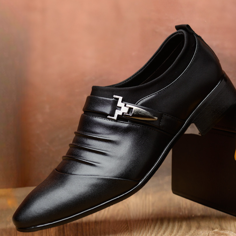 Chaussures Clément pour homme à bout pointu, silhouette moderne et finition soignée pour les occasions habillées.