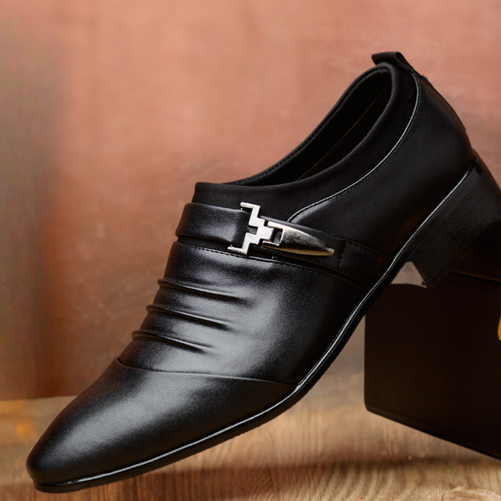 Chaussures Clément pour homme à bout pointu, silhouette moderne et finition soignée pour les occasions habillées.