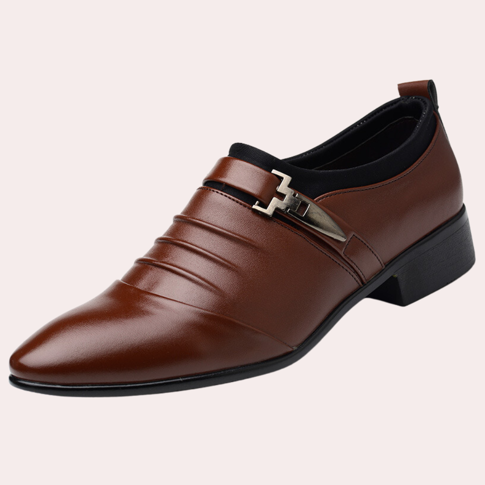 Chaussures Clément pour homme à bout pointu, silhouette moderne et finition soignée pour les occasions habillées.