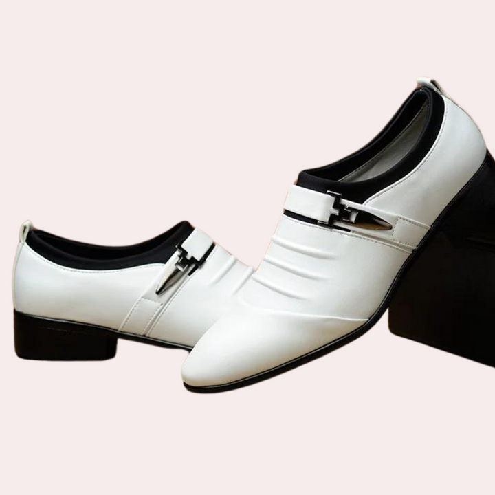 Chaussures Clément pour homme à bout pointu, silhouette moderne et finition soignée pour les occasions habillées.