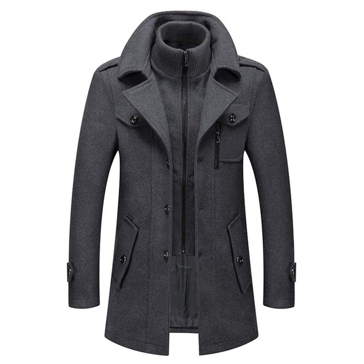 Manteau d'hiver pour homme, de couleur grise, avec un col haut et une doublure intérieure confortable. Le modèle présente une fermeture éclair discrète, des poches pratiques et un style moderne avec des boutons élégants, parfait pour les journées froides.