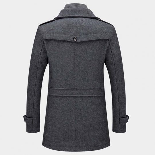 Vue arrière d'un manteau d'hiver pour homme de couleur grise, avec un design élégant incluant un col haut et des détails de boutons sur les manches. Le manteau est bien structuré, avec une ceinture pour un ajustement plus ajusté et des finitions soignées.