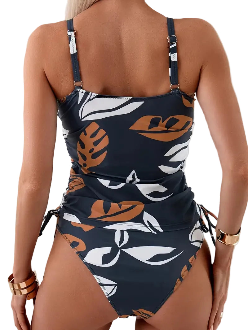 Vue arrière du tankini avec ses bretelles ajustables et ses fronces élégantes, mettant en avant les motifs tropicaux et la coupe flatteuse du bas assorti.