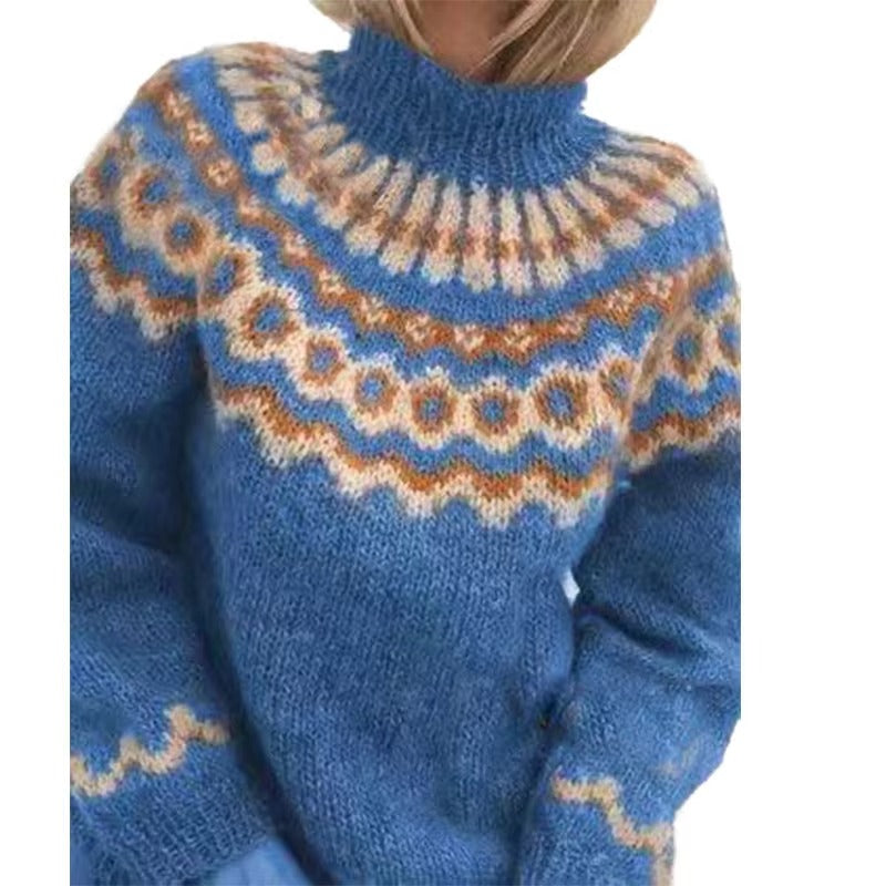 Une femme porte un pull d'hiver bleu en grosse maille, orné de motifs géométriques beiges et marron sur la poitrine et les manches. Ce vêtement chaud à col montant offre un style nordique élégant et confortable, idéal pour les journées froides.
