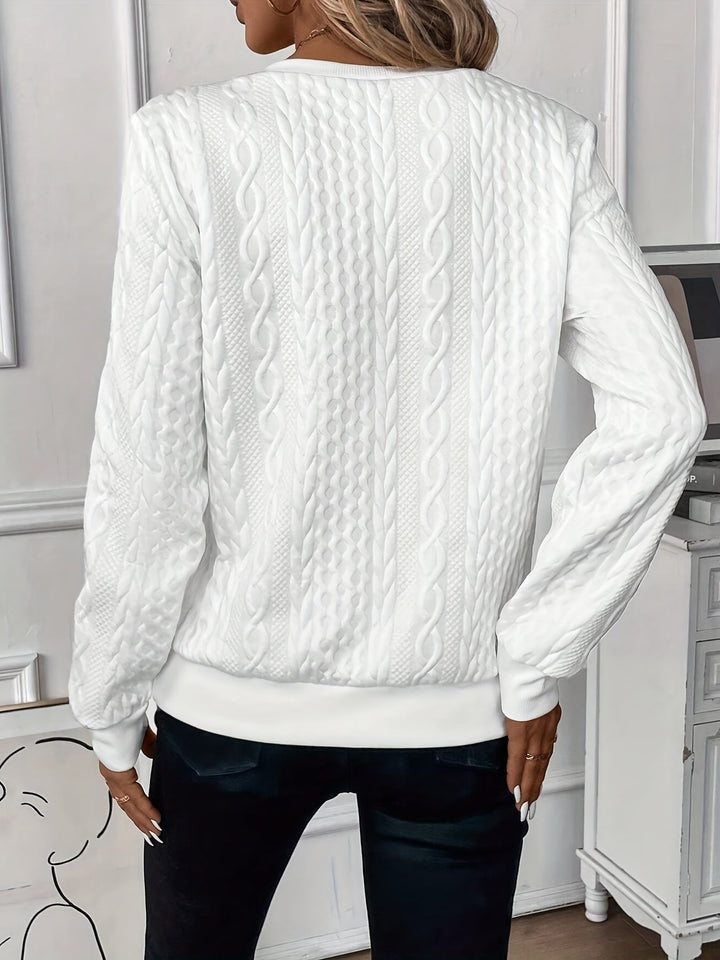 Vue arrière d’une femme portant un pull blanc texturé à motifs torsadés verticaux. Le vêtement présente des manches longues, des poignets côtelés et une coupe droite, offrant un style raffiné et moderne idéal pour un look hivernal élégant.