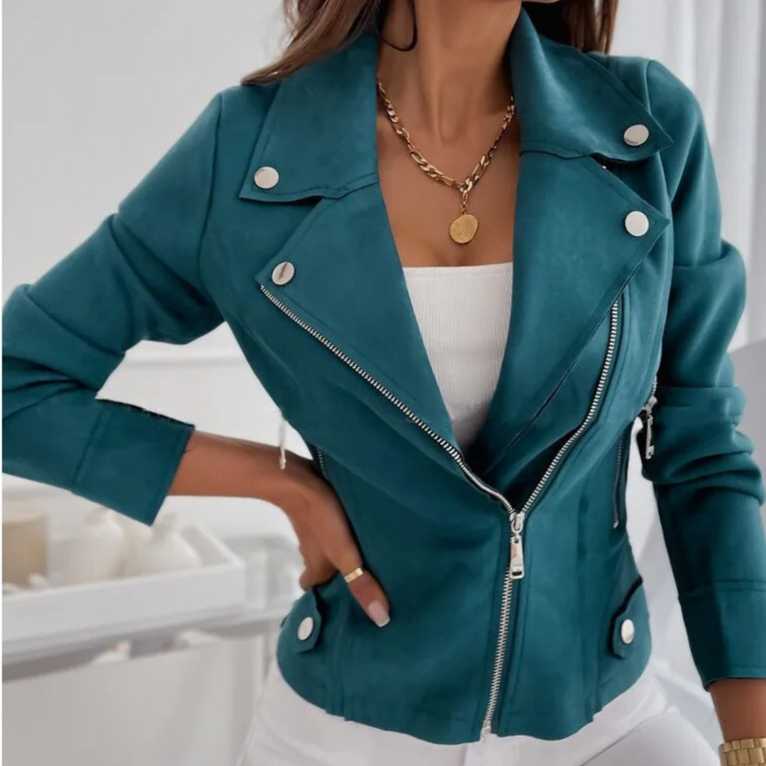 Une veste en suède bleu canard, ajustée, avec une fermeture éclair métallique et des détails en boutons, parfaite pour un look chic et tendance.
