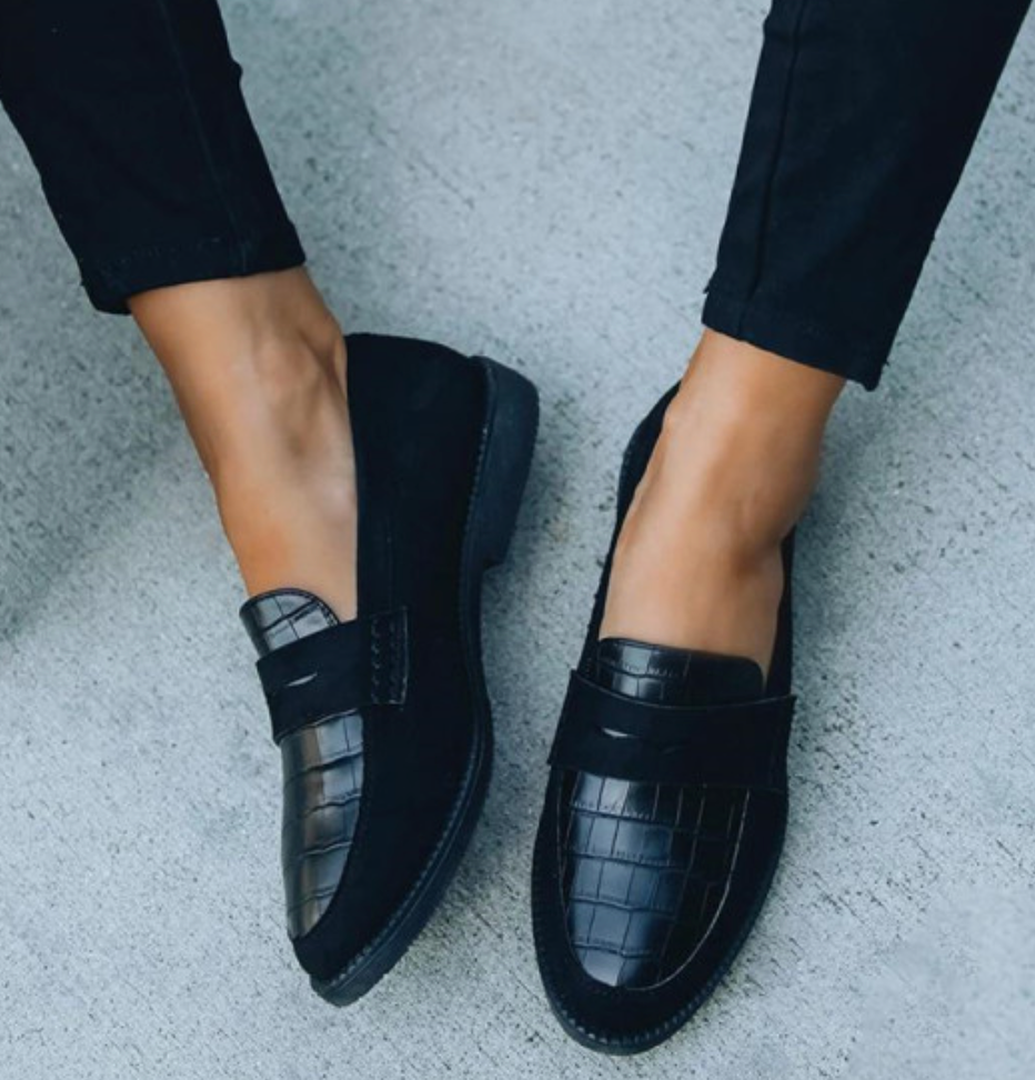 Mocassin classique pour femme Cayssa, moderne et élégant, en cuir noir avec une finition croco, conçu pour un look chic et intemporel, idéal pour un style décontracté et raffiné.