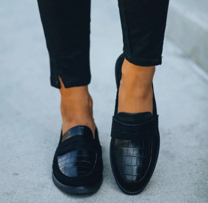 Mocassin classique pour femme Cayssa, moderne et élégant, en cuir noir avec une finition croco, idéal pour un look chic et raffiné, parfaitement assorti à un style décontracté.