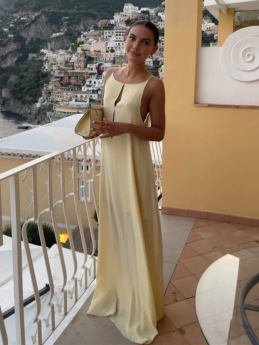 Robe nuisette dos nu Chiara pour femme, luxueuse et tendance. Cette robe longue de couleur jaune pâle, avec un décolleté subtil et un dos nu élégant, crée une silhouette élégante et raffinée. Parfaite pour une soirée chic ou un événement spécial, elle allie confort et sophistication dans un style moderne.