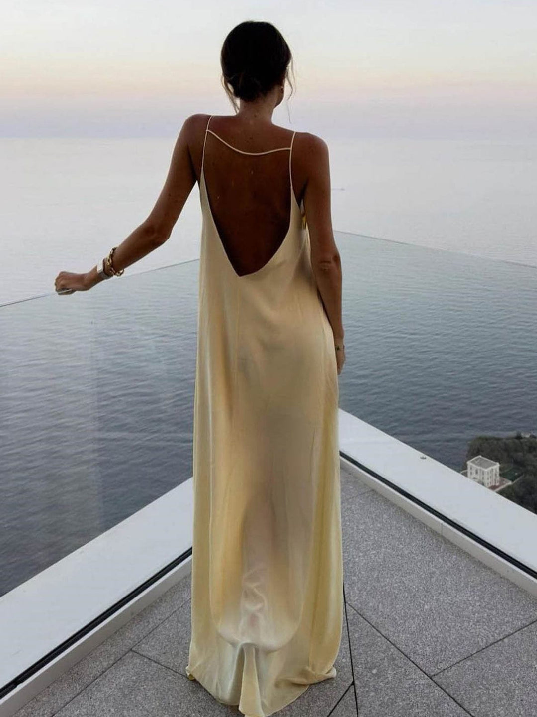 Robe nuisette dos nu Chiara pour femme, luxueuse et tendance. Cette robe longue de couleur jaune pâle, avec un dos nu plongeant et une coupe fluide, crée un look élégant et raffiné. Parfaite pour une soirée en bord de mer ou un événement spécial, elle allie confort et sophistication dans un style moderne.