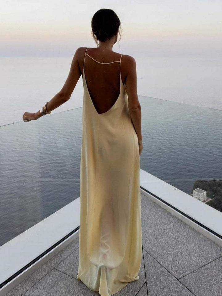 Robe nuisette dos nu Chiara pour femme, luxueuse et tendance. Cette robe longue de couleur jaune pâle, avec un dos nu plongeant et une coupe fluide, crée un look élégant et raffiné. Parfaite pour une soirée en bord de mer ou un événement spécial, elle allie confort et sophistication dans un style moderne.