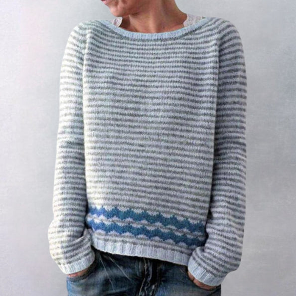Un pull vintage à rayures pour femme, avec des nuances de bleu et des motifs géométriques délicats au bas. Ce modèle à manches longues et col rond est parfait pour l'hiver, alliant confort et élégance. Une pièce idéale pour apporter une touche de douceur et de style à votre garde-robe hivernale.