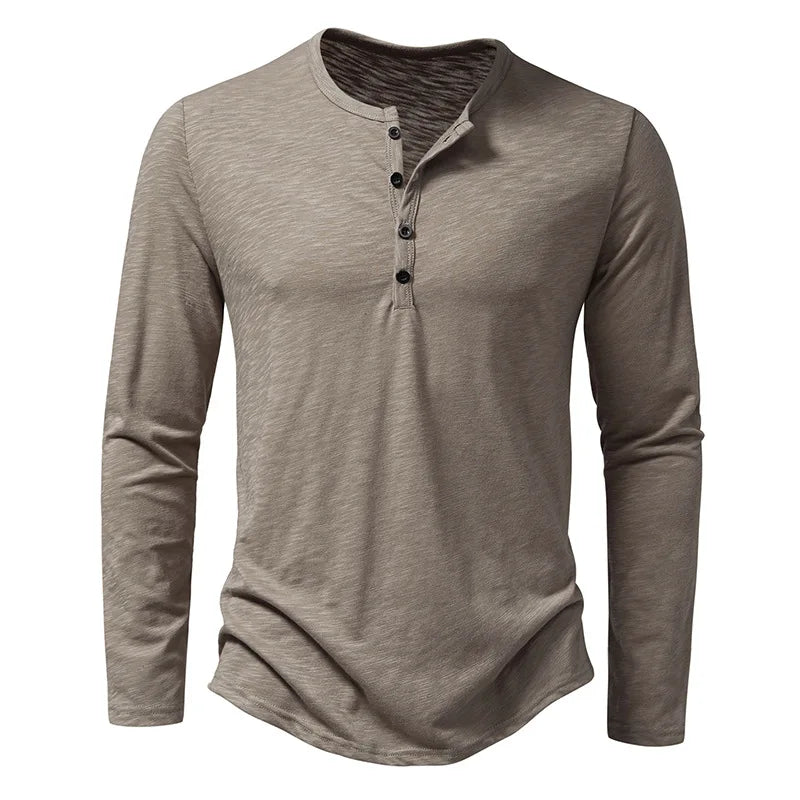 Chemise Henley contemporaine Crispin pour homme gris taupe, manches longues et col rond avec patte boutonnée, coupe moderne et confortable.