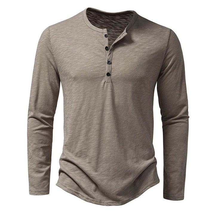 Chemise Henley contemporaine Crispin pour homme gris taupe, manches longues et col rond avec patte boutonnée, coupe moderne et confortable.