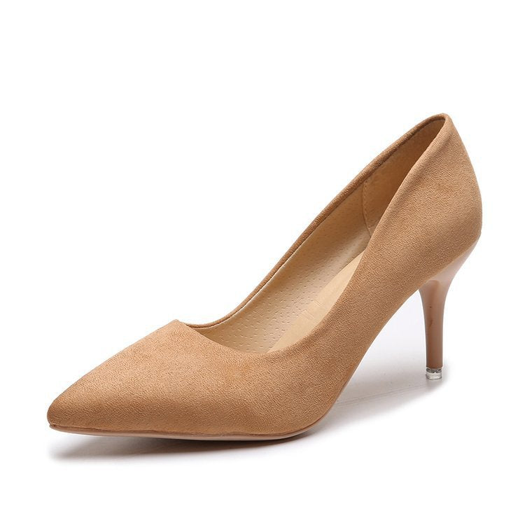 Escarpin camel effet suédine à bout pointu et talon fin, présenté sur fond blanc, style élégant et intemporel.