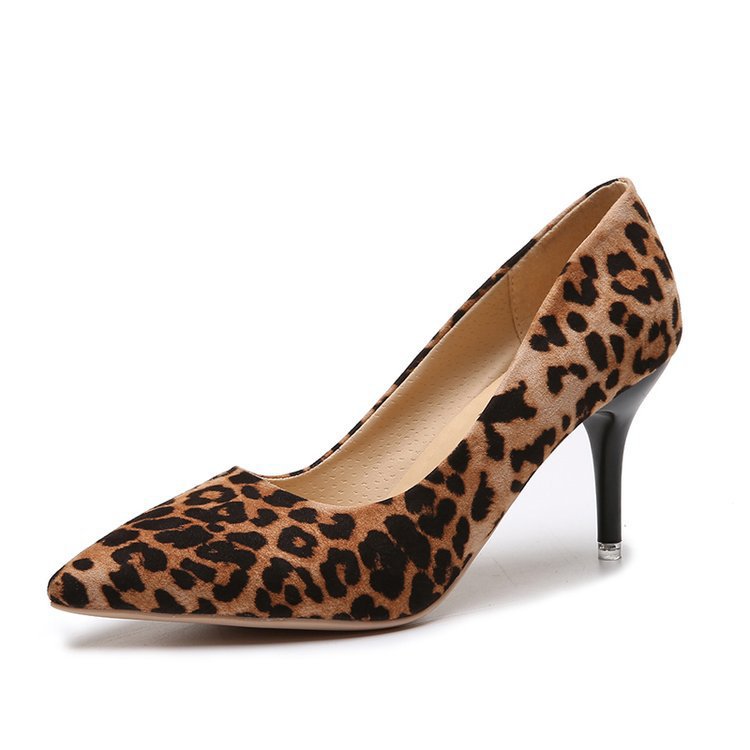 Escarpin imprimé léopard effet suédine à bout pointu et talon fin noir, présenté sur fond blanc, style chic et audacieux.