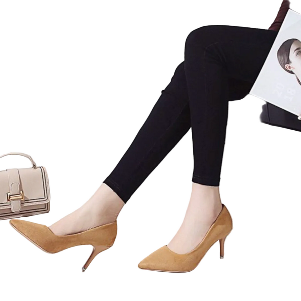 Escarpins camel effet suédine à bout pointu et talon fin, portés avec un legging noir, look élégant et moderne pour le bureau ou une soirée.