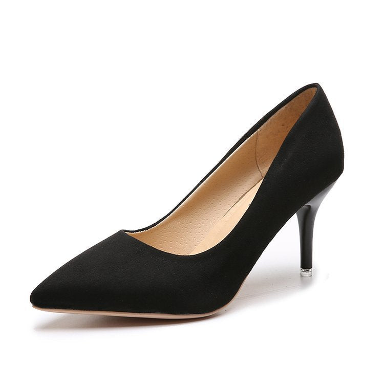 Escarpin noir effet suédine à bout pointu et talon fin, présenté sur fond blanc, style élégant et intemporel.