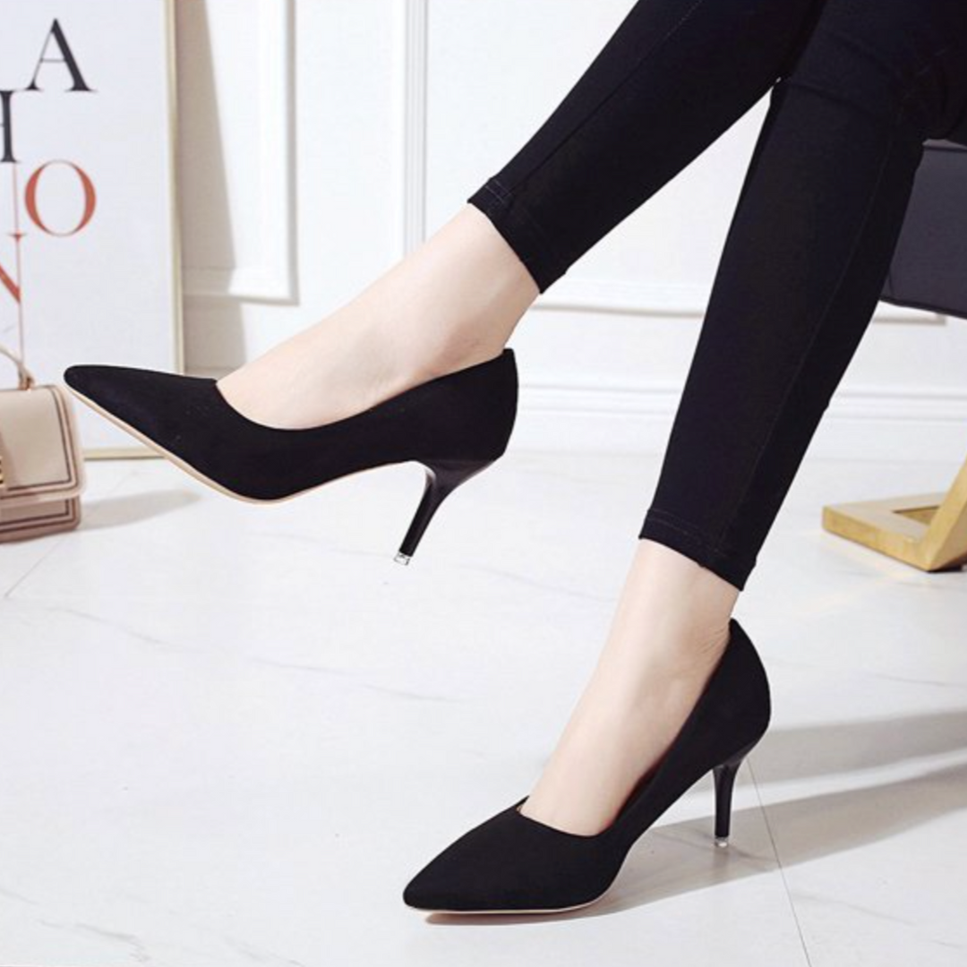 Escarpins noirs à bout pointu avec talon fin, portés avec un legging noir, style chic et élégant pour le bureau ou une soirée.