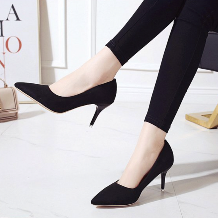 Escarpins noirs à bout pointu avec talon fin, portés avec un legging noir, style chic et élégant pour le bureau ou une soirée.