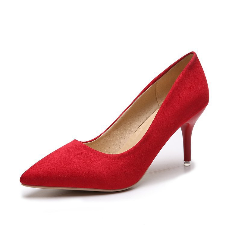 Escarpin rouge effet suédine à bout pointu et talon fin, présenté sur fond blanc, style chic et élégant.