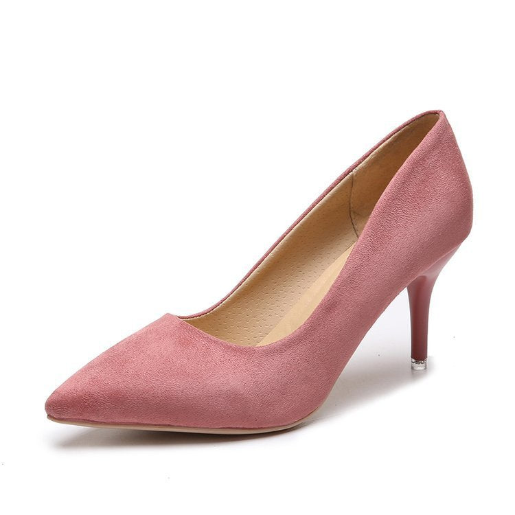 Escarpin rose poudré effet suédine à bout pointu et talon fin, présenté sur fond blanc, style élégant et féminin.