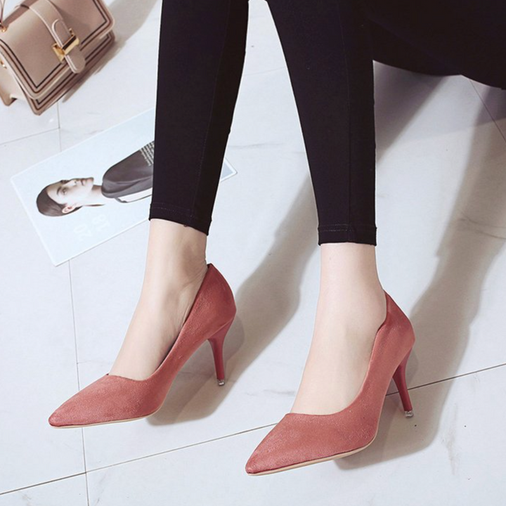 Escarpins rose poudré effet suédine à bout pointu et talon fin, portés avec un legging noir, style élégant et moderne pour toutes occasions.