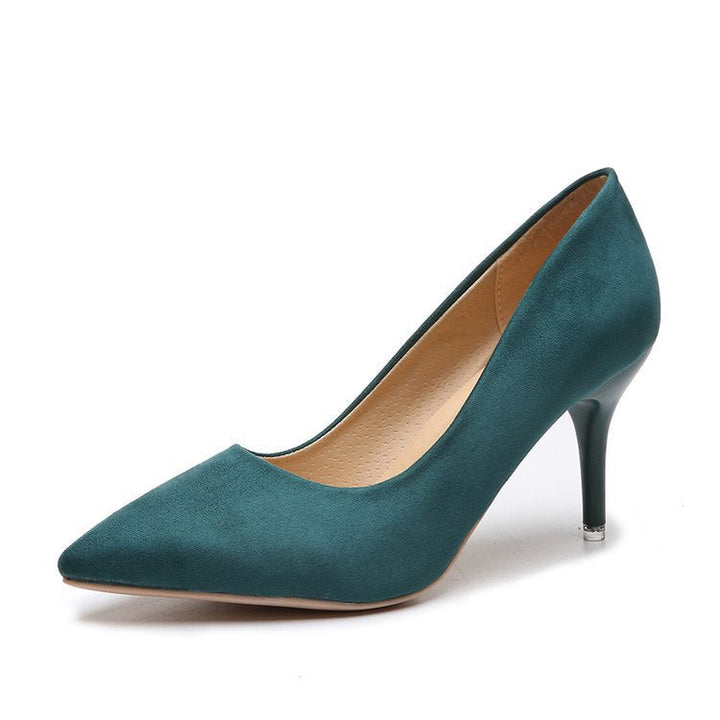 Escarpin vert canard effet suédine à bout pointu et talon fin, présenté sur fond blanc, style chic et moderne.