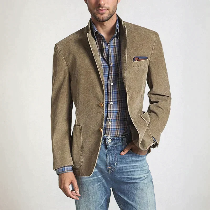 Homme portant un blazer décontracté en velours côtelé, avec des boutons en bois et une poche de poitrine à motif. Il est assorti d'une chemise à carreaux et de jeans, créant un look élégant et décontracté.