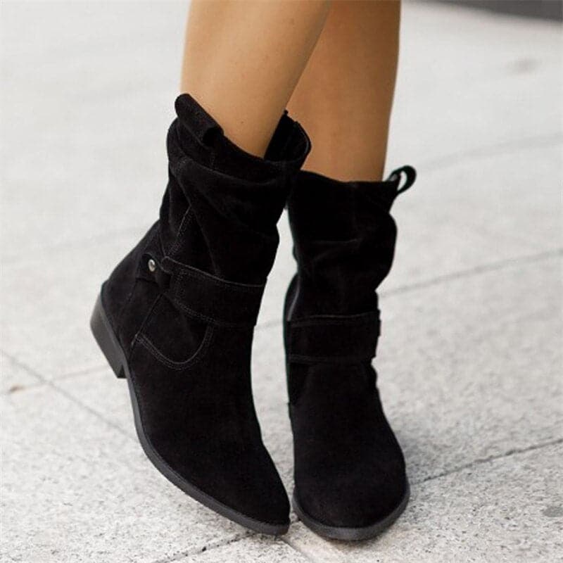 Bottines hautes femme noires en suédine avec tige souple plissée, bout arrondi, bride latérale discrète et talon bas, style moderne.