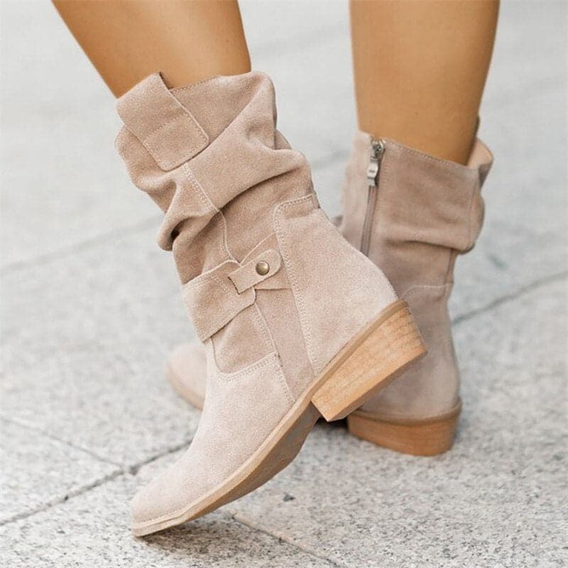 Bottines hautes femme beige en suédine avec tige plissée, bride décorative à bouton et fermeture zippée latérale, talon bas en bois, style moderne.