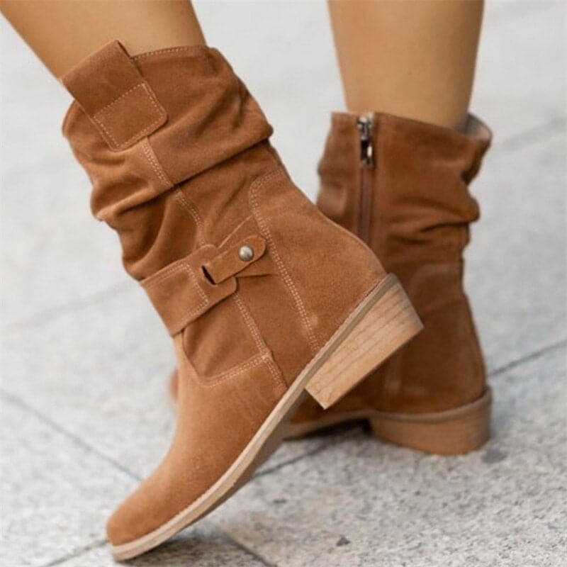 Bottines hautes femme camel en suédine avec tige plissée, bride décorative à bouton et fermeture zippée, talon bas effet bois, look moderne et élégant.