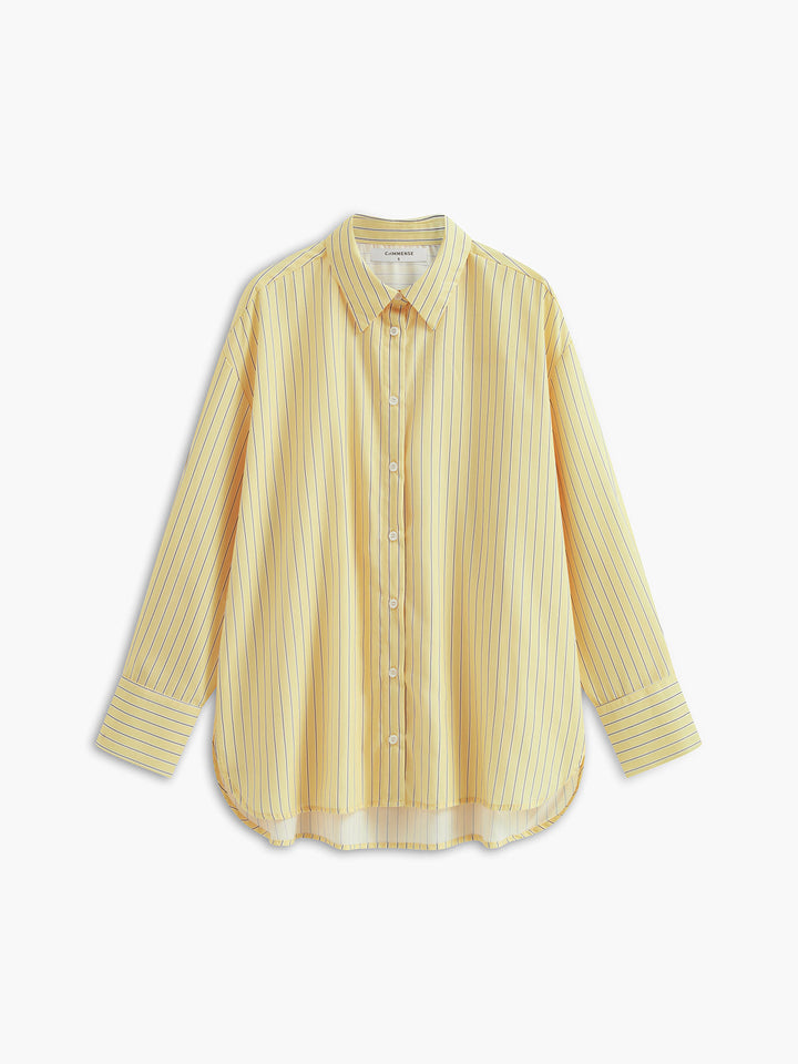 Une chemise à manches longues avec des rayures jaunes et bleues. Elle présente une coupe légèrement ample avec un col classique et des boutons sur le devant. Parfaite pour une tenue décontractée et moderne, idéale pour la saison estivale.
