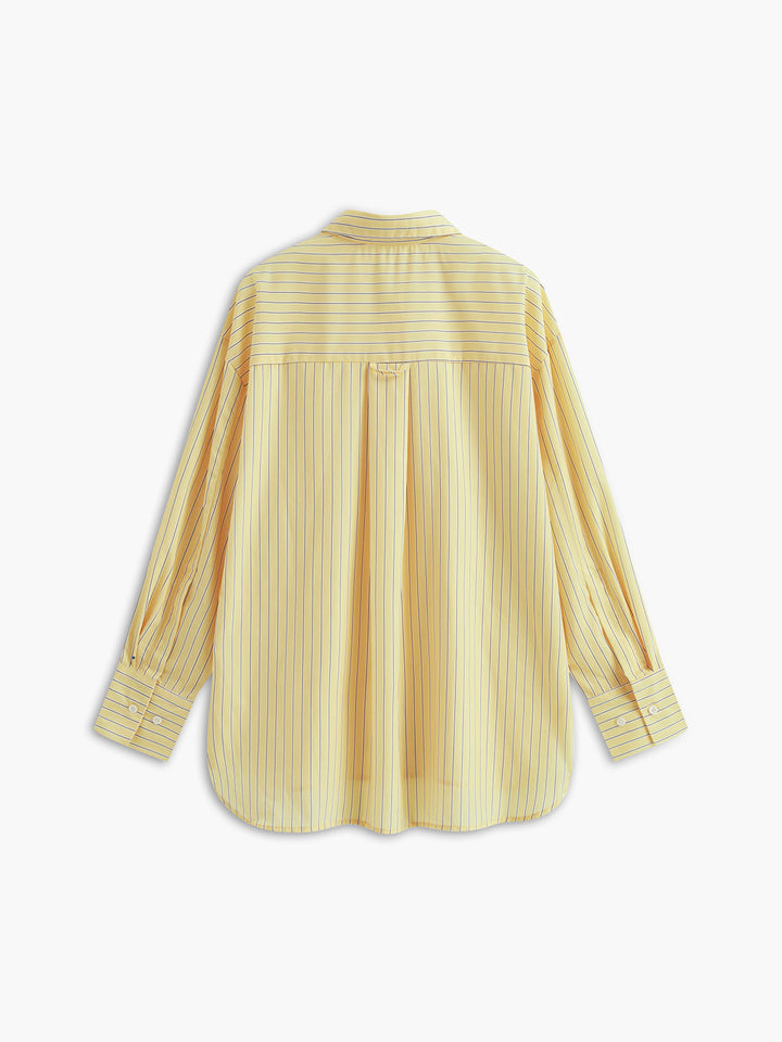 Vue arrière de la chemise rayée jaune et bleue à manches longues. La coupe fluide et élégante, avec des rayures verticales, met en avant un design simple et moderne, parfait pour un look chic et décontracté.