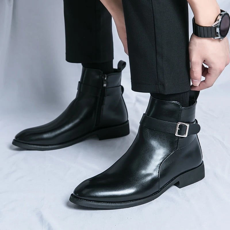 Bottines cheville noires en cuir lisse portées avec un pantalon noir, fermeture éclair latérale et bride décorative avec boucle, semelle basse.