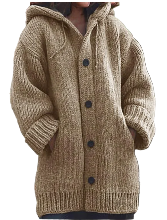 Femme portant un long gilet en grosse maille kaki à capuche, manches larges, grandes poches latérales et boutons foncés, offrant un style hivernal chaud et décontracté.